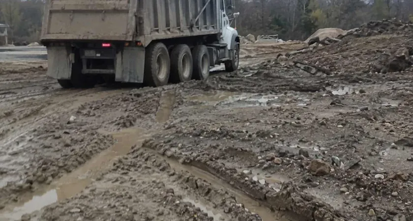 Savivartis važiuoja grunto darbų aikštelėje